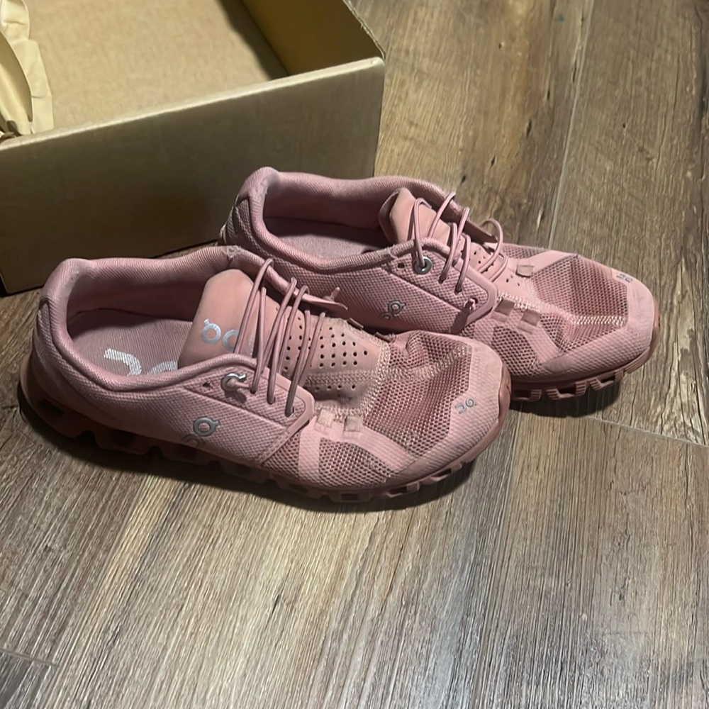 On clouds rose colored. Size 7